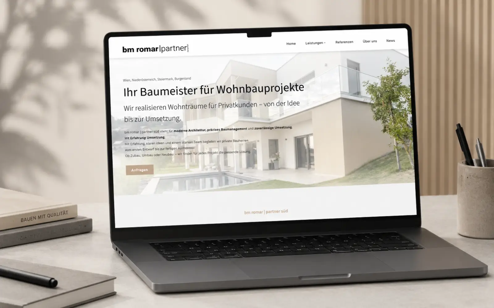 Startseite von bm romar & partner süd als Laptop-Mockup auf einem hellen Schreibtisch