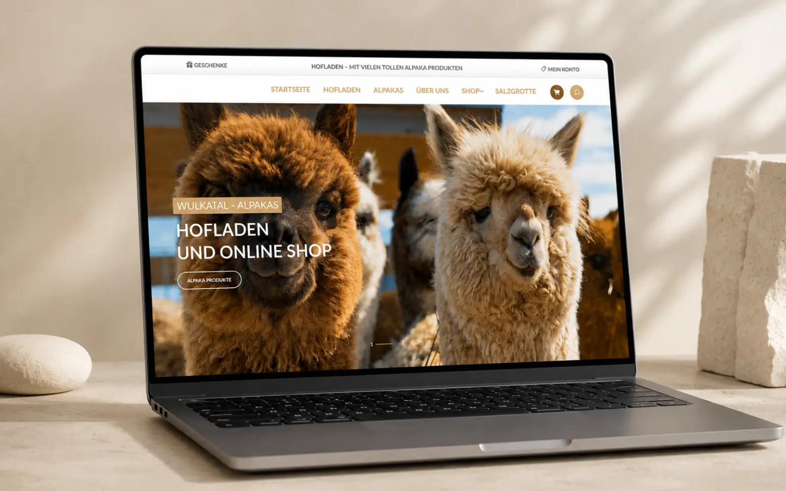 Startseite von Wulkatal Alpakas als Laptop-Mockup mit zwei Alpakas