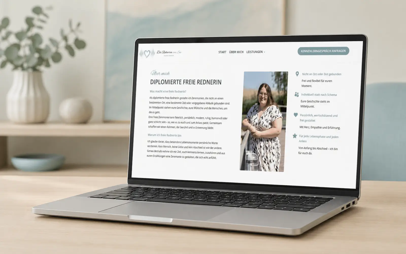 Über-mich-Bereich der Webseite von Die Rednerin vom See als Laptop-Mockup