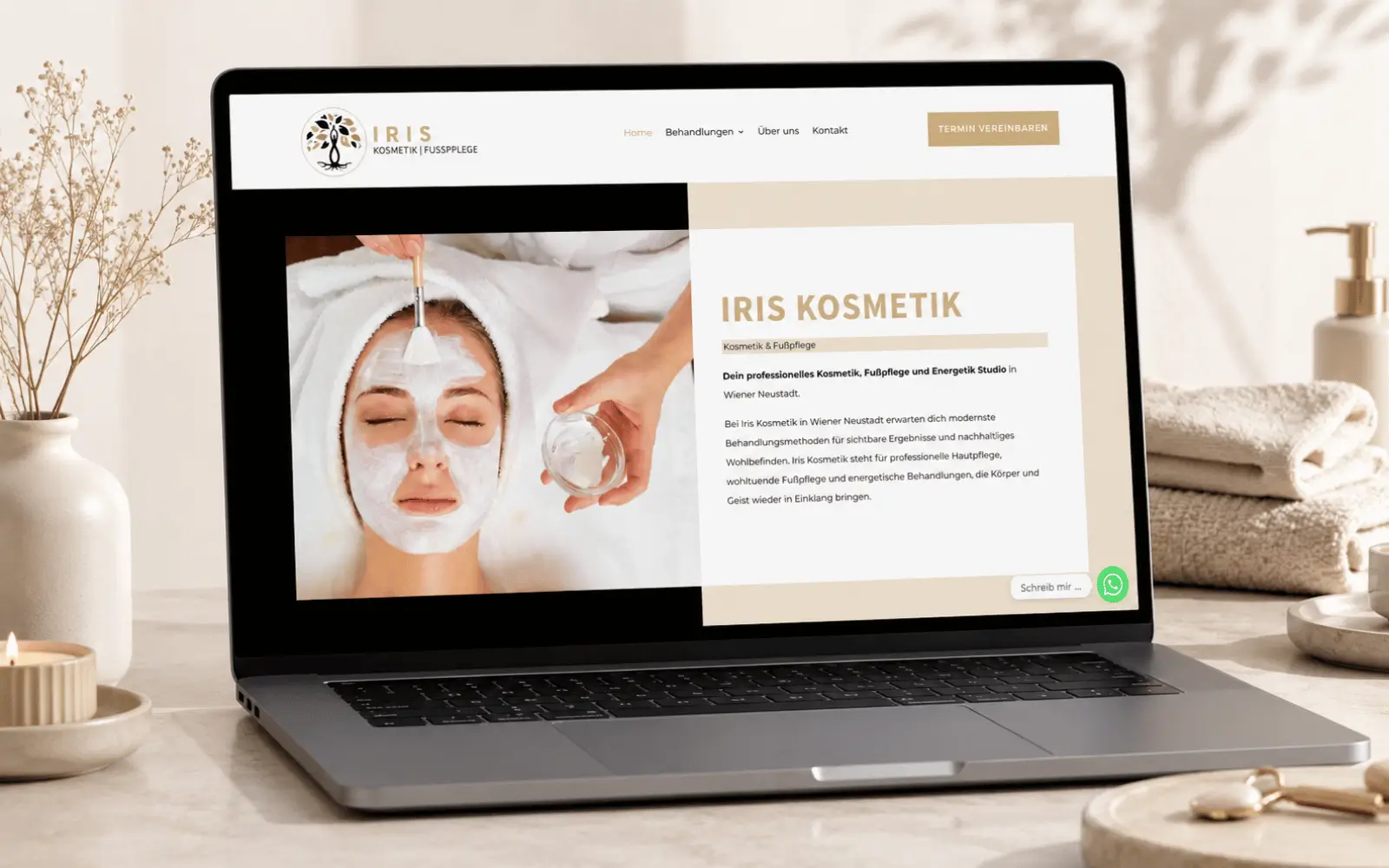 Startseite von Iris Kosmetik auf einem Laptop in einer hellen Spa-Umgebung