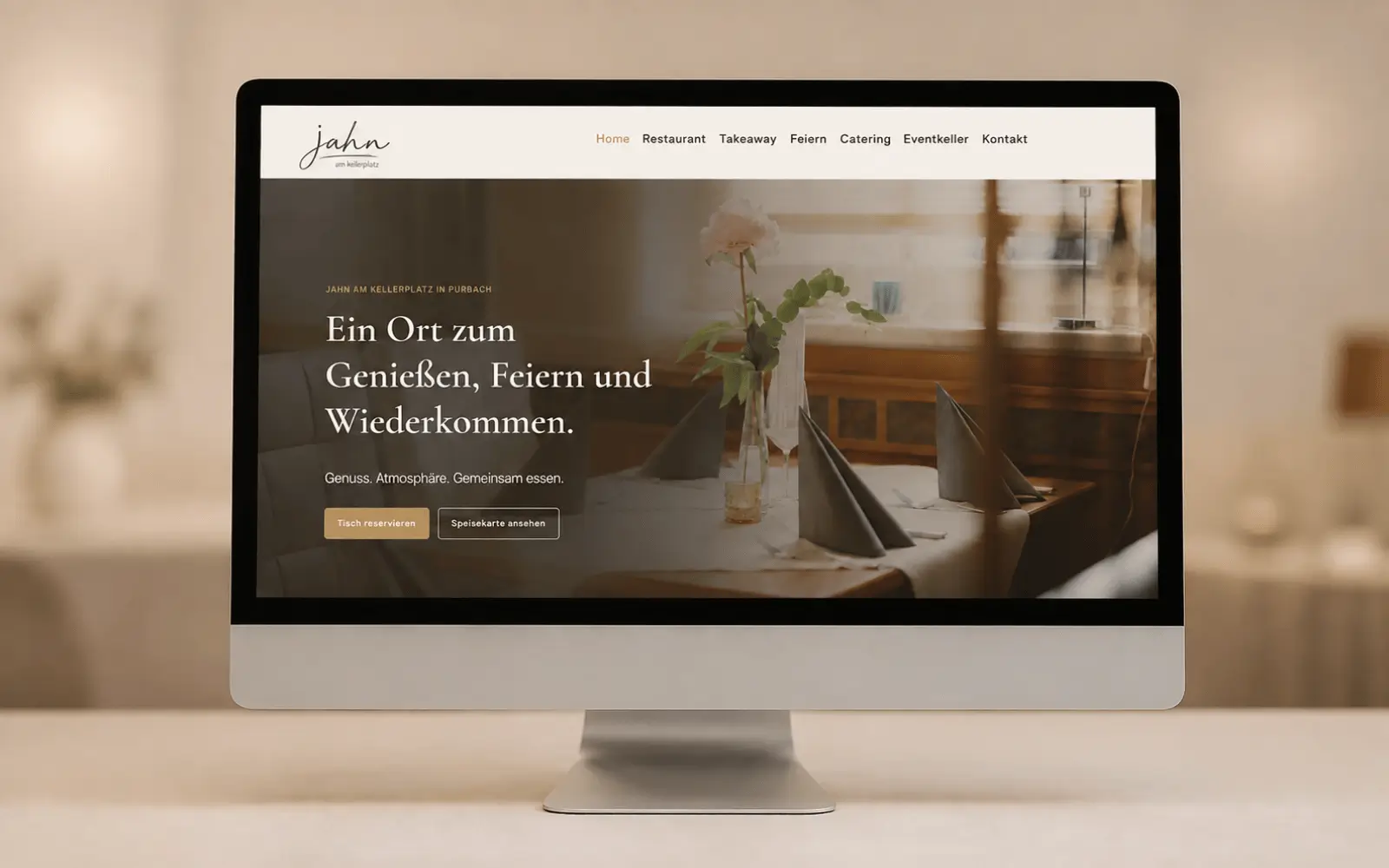 Startseite von Jahn am Kellerplatz als Desktop-Mockup auf einem Monitor
