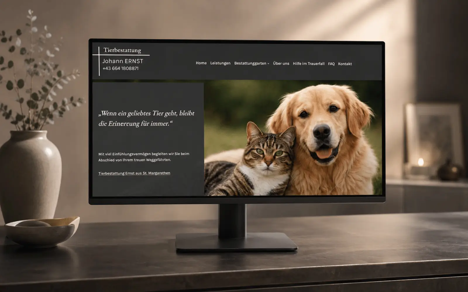 Startseite der Tierbestattung Johann Ernst als Monitor-Mockup mit Hund und Katze