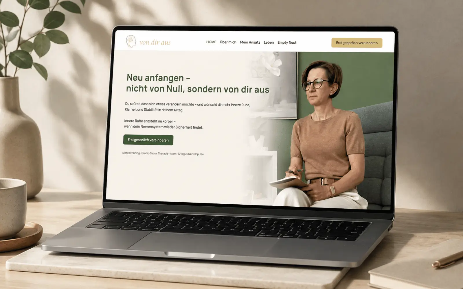 Website von „Von dir aus“ als Laptop-Mockup auf einem hellen Schreibtisch