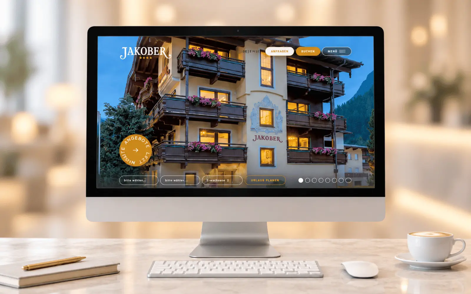 Startseite des Hotel-Garni Jakober mit Hotelansicht auf einem Desktop-Monitor